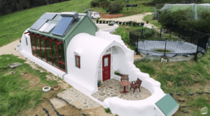 「持続することで目標を達成できる」自然由来の素材を使い、約130万円でオフグリッドの家を作ったカップル